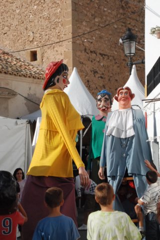 tradicionaldianaporlascallesdelpuebloacompaadadegigantesycabezudos.jpg